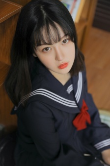 掀起礼服后摆挺入